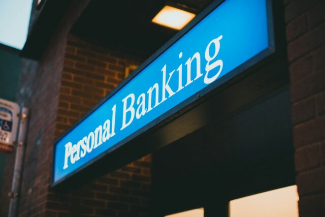 Photo by Jonathan Cooper Konto und die Bank zur Wahl