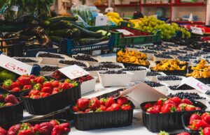 Kostenlose „Too Good To Go“-Alternativen entdecken A bunch of fruits are on display at a market