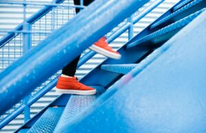 📅 Wie du deinen ersten ETF-Sparplan einrichtest (ohne Finanz-Herzinfarkt) person stepping on blue stairs