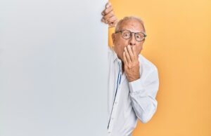 Die häufigsten Anfängerfehler beim Investieren – und wie du sie vermeidest man in white dress shirt wearing black framed eyeglasses