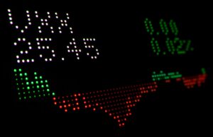 📦 Was ist ein ETF – und warum redet plötzlich deine Mutter darüber? a close up of a clock with numbers on it