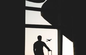 ✈️ Teil 2: Reisebudget planen wie ein Profi – mit Humor, Hirn & Vorlage silhouette of man holding luggage inside airport