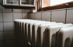 Heizen mit Hirn: Wie smarte Thermostate dein Konto warm halten white radiator heater beside brown wooden window