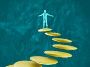 30 Tage Spar Challenge a man standing on top of a set of yellow plates