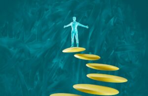 30 Tage Spar Challenge a man standing on top of a set of yellow plates