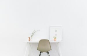 🧹 Minimalismus-Mittwoch – Wie du mit weniger mehr sparst (und entspannter lebst) white wooden table near brown chair