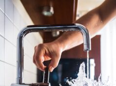 Wasser marsch – aber bitte smart! person opening faucet