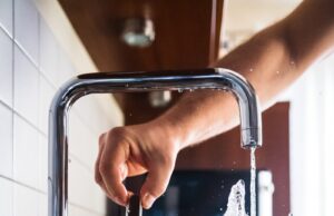 Wasser marsch – aber bitte smart! person opening faucet