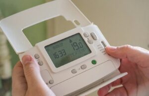 Der Stromdetektiv fürs Zuhause: Wie ein kleines Gadget deine Stromrechnung enttarnt a person holding a device